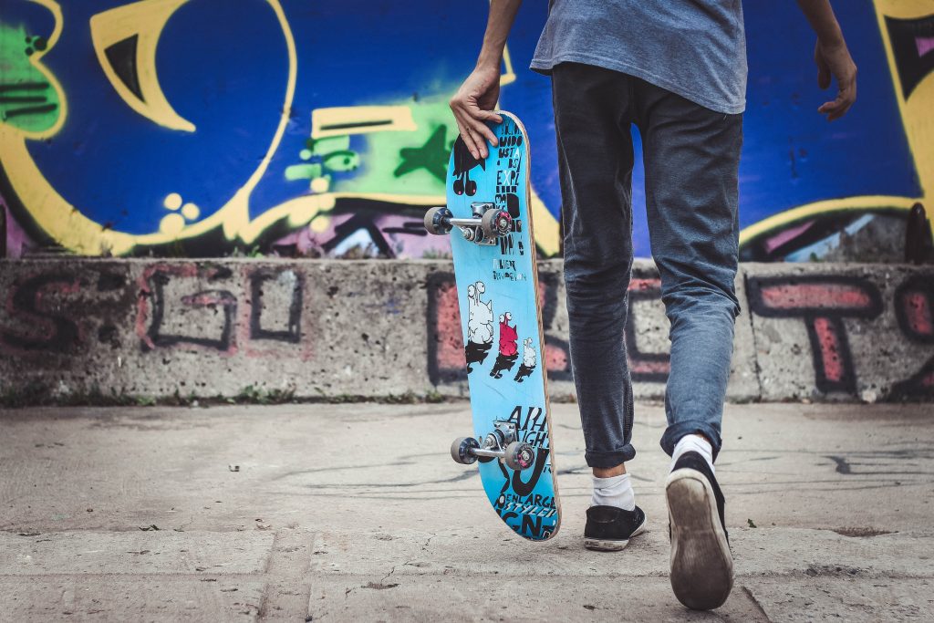 Tínedžer so skateboardnom