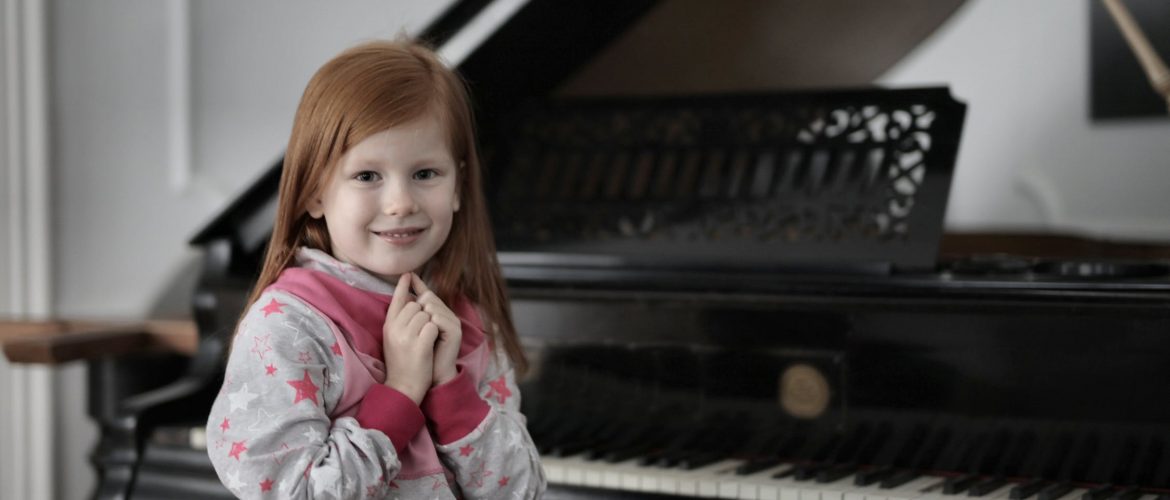 Dieťa hrá na klavíri